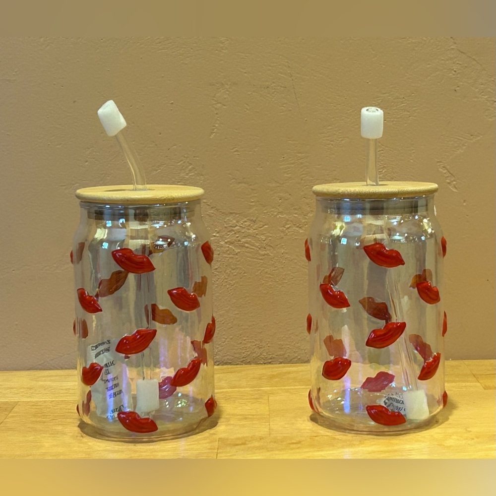 HEARTS AND KISSES 2pc Glass  Embossed Lips Luster Sippers + Lid & Straw. NWTS